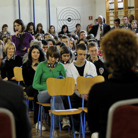 VISITE D'ÉTAT EN RÉPUBLIQUE DE CROATIE - Discussion avec des élèves d'une école de Vukovar