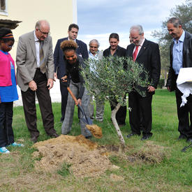 VISITE D'ÉTAT EN RÉPUBLIQUE HELLÉNIQUE - Plantation d'arbre à Olympie