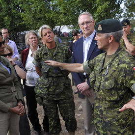 VISITE EN HAÏTI - Troupes militaires à Léogâne