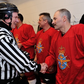 Partie de hockey amicale des Forces canadiennes et des attachés militaires étrangers 