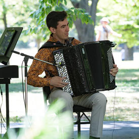 L'accordéoniste de l'Ensemble Ladom se produit sur les terrains de Rideau Hall pour le Chamberfest.