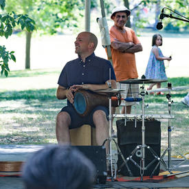 Le percussionniste de l'Ensemble Ladom se produit sur les terrains de Rideau Hall pour le Chamberfest.