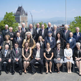 Des membres de l'Ordre du Canada nouvellement investis prennent une photo de groupe avec la gouverneure générale.