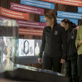 La gouverneure générale visite l'une des galeries du Musée canadien des droits de la personne.