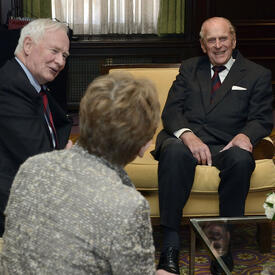 Le duc d’Édimbourg discute avec le gouverneur général Johnston et Madame Sharon Johnston.