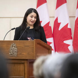 L’honorable Maryam Monsef pronounce une allocution. 