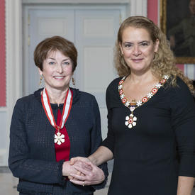La gouverneure générale, Julie Payette, se tient debout aux côtés de Elizabeth Eisenhauer.  Tous deux portent l'insigne de l'Ordre du Canada.