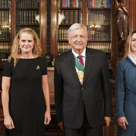  La gouverneure générale est debout à côté de Son Excellence monsieur Andrés Manuel López Obrador et sa conjointe, Beatriz Gutiérrez Müller. 