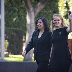 La gouverneure générale et Irma Eréndira Sandoval, secrétaire de la fonction publique, marchent côte à côte. 