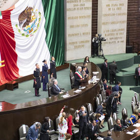 Son Excellence monsieur Andrés Manuel López Obrador est debout sur une estrade et  s'adresse aux membres du Congrès et aux invités.