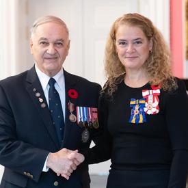 La gouverneure générale se tient à côté du récipiendaire Pierre Cécil qui porte la Médaille du souverain pour les bénévoles qu'il vient de recevoir.