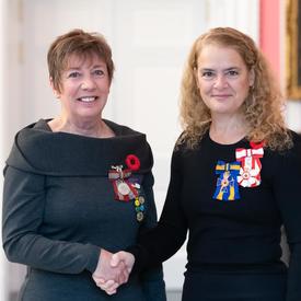 La gouverneure générale se tient à côté du récipiendaire Sara Charron qui porte la Médaille du souverain pour les bénévoles qu'elle vient de recevoir.