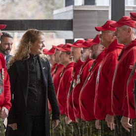 La gouverneure générale, Julie Payette, inspecte une rangée de Rangers canadiens.