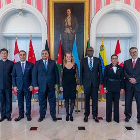 Les nouveaux chefs de mission posent pour une photo de groupe avec la gouverneure générale. 