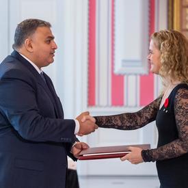 Son Excellence monsieur Majed Thalji Salem Alqatarneh, Ambassadeur du Royaume hachémite de Jordanie, serre la main de la gouverneure générale.