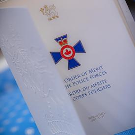 Une photo du programme de l'Ordre du mérite des corps policiers.