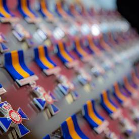 Une photo des médailles de l'Ordre du mérite des corps policiers.