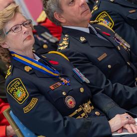 Les récipiendaires de l'Ordre du mérite des corps policiers sont assis au premier rang lors de la cérémonie d'investiture.
