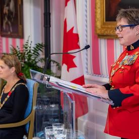 Brenda Lucki, commissaire de la GRC, prononce une allocution lors d'une cérémonie d'investiture de l'Ordre du mérite des corps policiers.