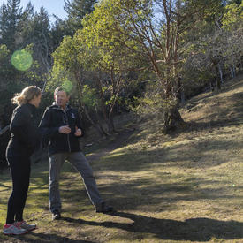 La gouverneure générale et Jamie Cassels, président de l'Université de Victoria, se parlent pendant une randonnée.