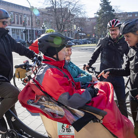 La gouverneure générale a parlé avec des cyclistes.