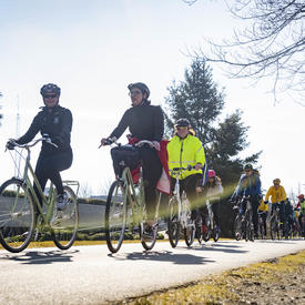 La gouverneure générale a parlé avec des cyclistes.