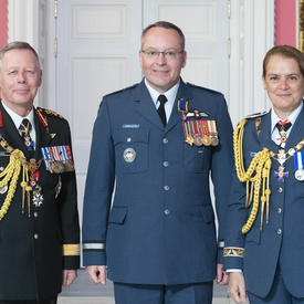 Chief of the Defence Staff of the Canadian Armed Forces General Jonathan Vance and the Governor General pose with  Brigadier-General Iain Stewart Huddleston, O.M.M., C.D.