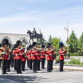 La Musique de la Garde de cérémonie joue devant la statue équestre de la reine Elizabeth II.  