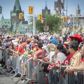 Les rues d'Ottawa sont remplies de foules. 