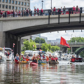  La gouverneure générale descend le canal en kayak et d'autres personnes l'accompagnent en canot. 