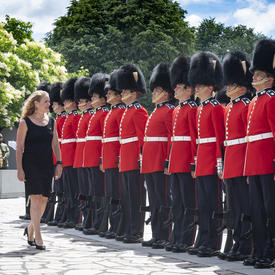 La gouverneure générale a inspecté la garde d'honneur au Monument commémoratif de guerre du Canada.