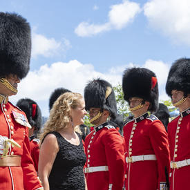 La gouverneure générale a inspecté la garde d'honneur au Monument commémoratif de guerre du Canada.