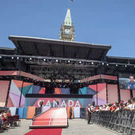La gouverneure générale a prononcé une allocution au spectacle du midi de la fête du Canada sur la colline du Parlement. L'astronaute canadien David St-Jacques s'est adressé à la foule par vidéo. 