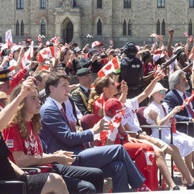 La gouverneure générale et le premier ministre ont regardé le spectacle en portant des drapeaux canadiens. 