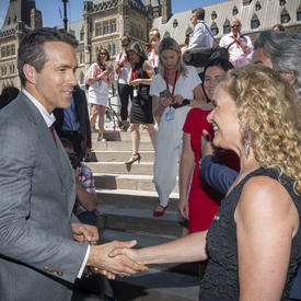 La gouverneure générale a rencontré l'acteur Ryan Reynolds sur la Colline du Parlement. 