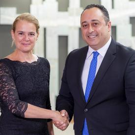 Son Excellence monsieur Keith Azzopardi, Haut-commissaire de la République de Malte serre la main de la gouverneure générale. 