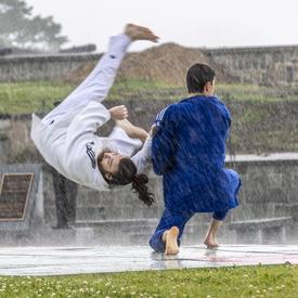 Judo Québec a fait une démonstration sous la pluie. 