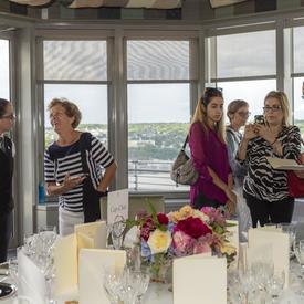 L'équipe hospitalité de Rideau Hall a montré aux invités comment mettre une table. 