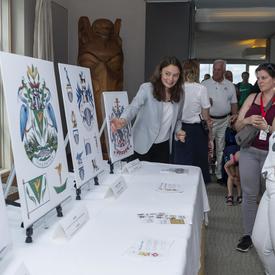 Une employée de Rideau Hall a montré aux visiteurs différents emblèmes. 
