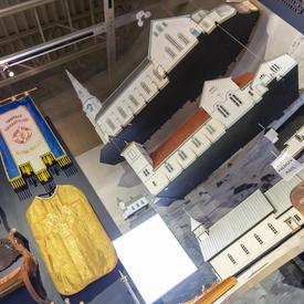 Photo d'une exposition d’anciens meubles et de maquettes de bâtiments au Musée de la mer.