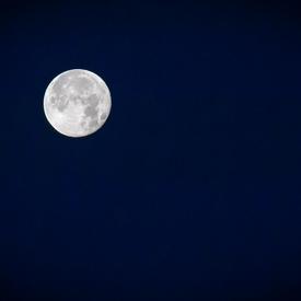 Photo d'une pleine lune prise à partir de la traversée entre l'Île-du-Prince-Édouard et les Îles-de-la-Madeleine. 