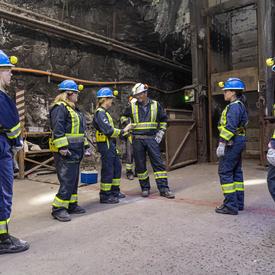 La gouverneure générale discute avec les employés de la mine. 