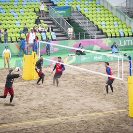 Les joueurs de volley-ball de plage canadiens Aaron Nusbaum et Mike Plantinga ont joué contre le Mexique. 