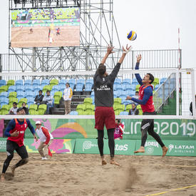 Les joueurs de volley-ball de plage canadiens Aaron Nusbaum et Mike Plantinga ont joué contre le Mexique. 