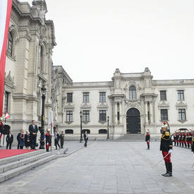 La gouverneure générale a été accueillie par une garde d'honneur au palais présidentiel péruvien.