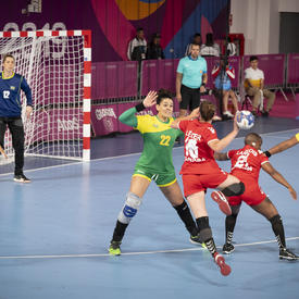 L'équipe canadienne féminine de handball a affronté le Brésil. 