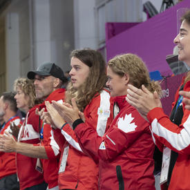 La gouverneure générale et la délégation canadienne ont encouragé l'équipe canadienne de handball féminin. 
