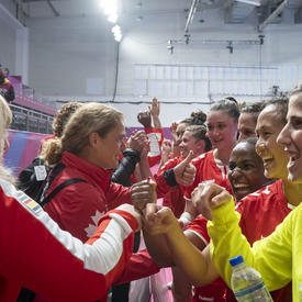 La gouverneure générale a salué l'équipe féminine canadienne de handball à la fin de la partie