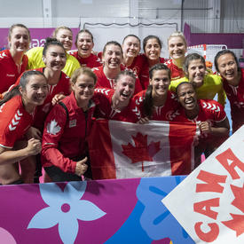 La gouverneure générale a pris une photo de groupe avec l'équipe canadienne féminine de handball.