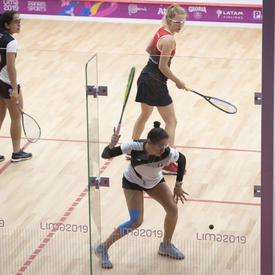 Les joueuses de squash canadiennes Samantha Cornett et Danielle Letourneau ont joué contre le Pérou. 